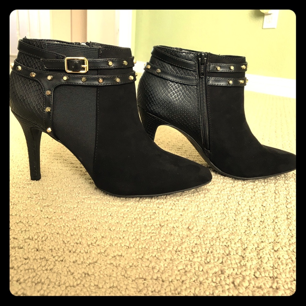 Black studded Jennifer Lopez pumps